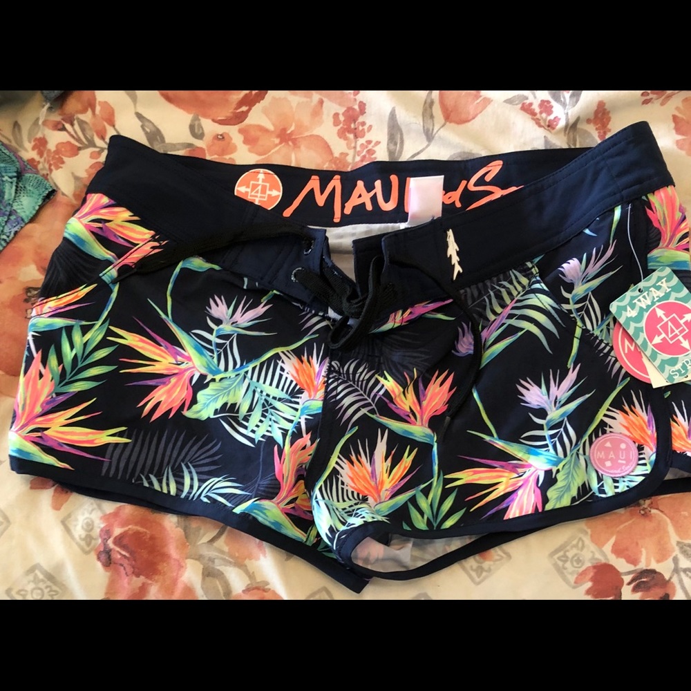 Bra d new Maui and sons board  shorts